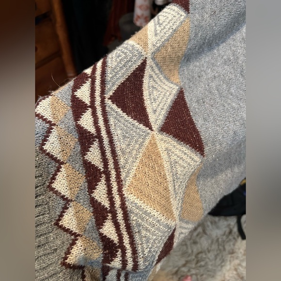 Beautiful waterfall Aztec sweater - Picture 4 of 5